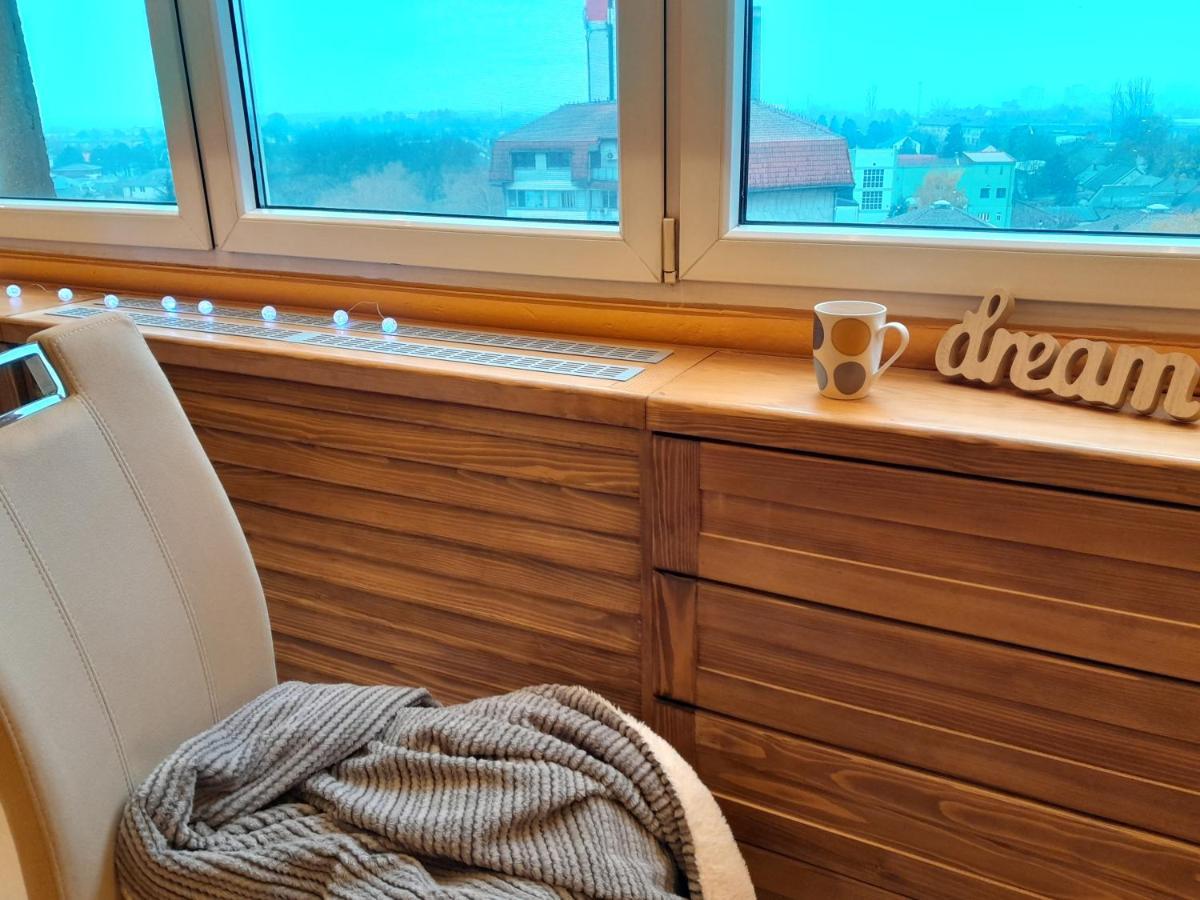 Lara Apartman *